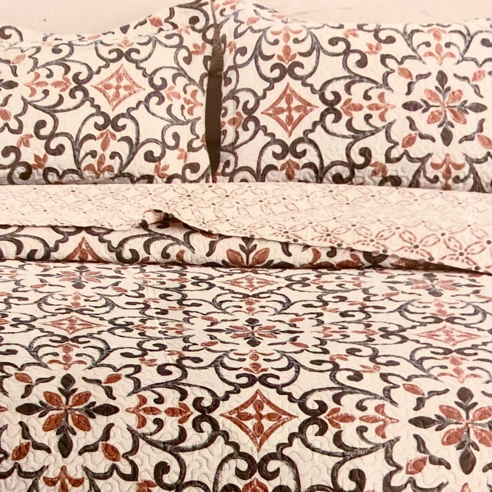 🌸Giselle Reversible Quilt Set. Nice Lightweight Gray Pink/ Rust, Full / Queen